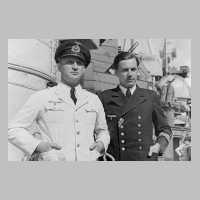 105-0508 In der weissen Jacke Kapitaenleutnant Ernst Raabe, Kommandant von U-246.jpg